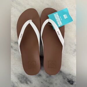 Reef Women’s Flip Flops - Brown with White Straps - 9 NWT